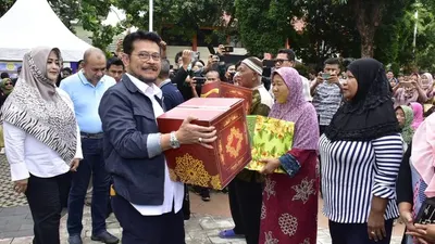 Menteri Pertanian, Syahrul Yasin Limpo, menyerahkan bantuan kemanusiaan dari kementeriannya ke lima titik banjir di wilayah Jakarta dan Tangerang.  (Humas Kementerian Pertanian)