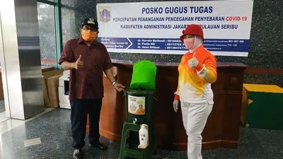 Warga Kepulauan Seribu menerima bantuan paket bahan pokok dari anggota Dewan Perwakilan Daerah RI (DPD) asal DKI Jakarta, Sylviana Murni. (Dok. Pemkab Kepulauan Seribu)
