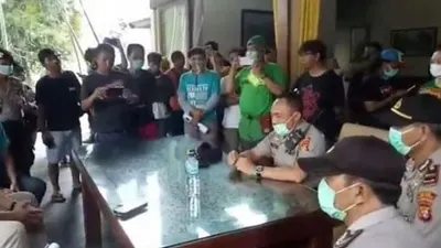 Sebagai ilustrasi, Polsek Pasar Minggu membubarkan kegiatan syuting sinetron Kisah Cinta Anak Tiri di Jalan Mursid, Kebagusan, Jakarta Selatan, Selasa (24/3/2020). Hal itu dilakukan untuk mencegah semakin meluasnya penyebaran virus Corona Covid-19. [dokumentasi polsek]