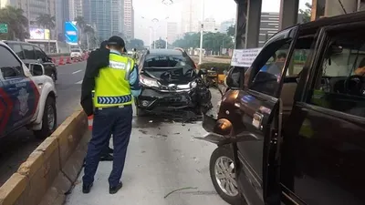 Tabrakan dua mobil di dekat Bundaran Senayan, Jakarta Pusat, Kamis (19/3/2020) (Twitter TMC Polda Metro Jaya)