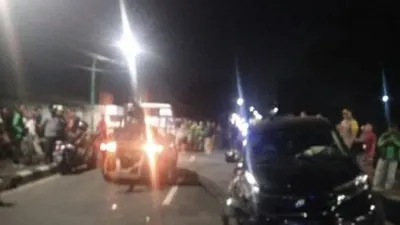 Kendaraan yang terlibat kecelakaan beruntun terparkir di bahu Jalan Basuki Rahmat, Duren Sawit, Jakarta Timur, Selasa (10/3/2020). Polisi menyebutkan satu pengendara terluka dalam insiden tersebut. (HO-Polda Metro Jaya).
