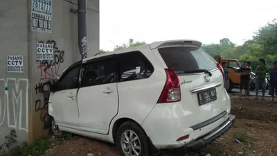 Mobil Tabrak Tiang Penyangga Tol BORR. (ayobogor.com)