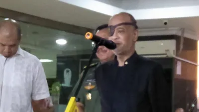 Thareq Kemal Habibie saat memberikan keterangan tentang kondisi kesehatan ayahnya di RSPAD/Ayojakarta.com