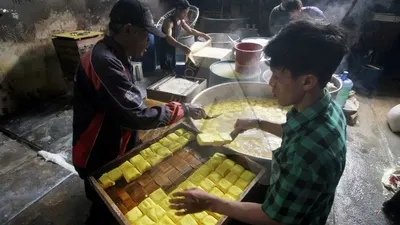 Pekerja menyelesaikan proses pembuatan tahu di kawasan sentra produksi tahu Cibuntu, Jl Aki Padma, Kec. Babakan Ciparay, Kota Bandung. (dok. Ayobandung.com)