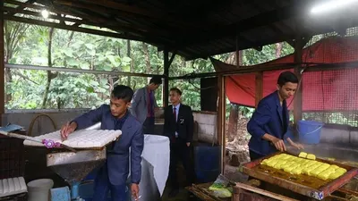 Karyawan pabrik tahu di Bogor tampil nyentrik dengan mengenakan jas hingga dasi (Ayojakarta/Husnul Khatimah)