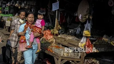 Sejumlah warga saat berbelanja tanpa memakai masker di Pasar Kemiri, Depok, Jawa Barat, Selasa (14/7). Pemerintah Provinsi Jawa Barat akan memberikan sanksi denda kepada masyarakat yang tidak menggunakan masker di tempat umum dan akan diberlakukan mulai Senin (27/7) . (Republika/Putra M. Akbar)