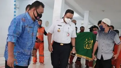 Gubernur DKI Jakarta Anies Baswedan turut mengangkat keranda jenazah petugas PPSU, Taka, yang menjadi korban tabrak lari. [Instagram@aniesbaswedan]