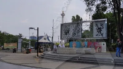 Pasukan Hijau menata kembali taman dan ornamen di beberapa kawasan Ibu Kota Jakarta yang rusak pascademonstrasi buruh dan mahasiswa menolak Omnibus Law UU Cipta Kerja/dok: beritajakarta.id