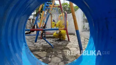 [Ilustrasi RPTRA Sunter Jaya] Pemerintah Provinsi DKI Jakarta menerapkan aturan warga berusia 9 tahun hingga 60 tahun yang dapat menikmati taman atau ruang terbuka hijau (RTH) dan ruang publik terbuka ramah anak (RPTRA) saat penerapan Pembatasan Sosial Berskala Besar (PSBB) transisi pada 12-25 Oktober 2020.   Foto: Darmawan/Republika