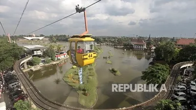 Warga menikmati wahana kereta gantung di Taman Mini Indonesia Indah (TMII), Jakarta Timur. (Republika/Rakhmawaty La'lang)