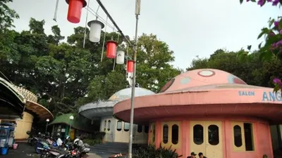 Warga berada di Taman Topi, Kota Bogor, Jawa Barat, Selasa (9/7/2019). Taman rekreasi keluarga dengan berbagai wahana bermain yang telah berusia 30 tahun tersebut rencananya akan dibongkar Pemerintah Kota Bogor untuk dijadikan Ruang Terbuka Hijau (RTH) Alun-Alun Kota yang terintegrasi dengan Masjid Agung dan Stasiun Besar Bogor. ANTARA FOTO/Arif Firmansyah/hp.