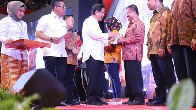 Penyerahan sertipikat tanah kepada warga Jakut (utara.jakarta.go.id)
