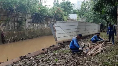 Perbaikan tanggul jebol di perumahan Kemang Jaya, Bangka, Jakarta Selatan. (Beritajakarta.id/Adriana Megawati)