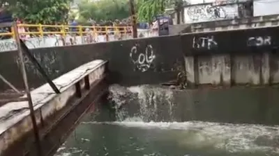 Kali Sekretaris bocor sehingga air melimpah ke Kali Gendong, Jakarta Barat, Sabtu (18/1/2020). (Antara/BPBD DKI Jakarta)