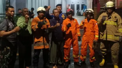 Petugas Suku Dinas Penanggulangan Kebakaran dan Penyelamatan (Sudin Gulkamat) Jakarta Timur (Beritajakarta.id/Nurito)