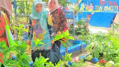 Petugas PPSU mengecat kanstin dan membersihkan area RPTRA Tanjong Timor (pulauseribu.jakarta.go.id)