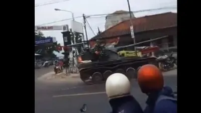 Tank  AMX-13 buatan Prancis menabrak gerobak gorengan tahu saat digunakan latihan tigkat kompi pasukan Batalyon Kavaleri atau YonKav IV Bandung Barat/ instagram