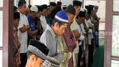 Jamaah Tarekat Satariyah gelar Salat Id pada Sabtu (1/8/2020) di Medan [Suara.com/Muhlis].