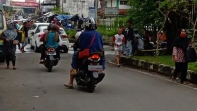 Suasana aktivitas warga di depan Alun-alun Singaparna. Masyarakat tetap beraktivitas dan siap menyambut kebijakan new normal. (Ayotasik.com/Irpan Wahab)