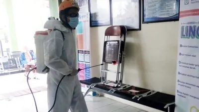 Petugas BPBD Kota Tasikmalaya lakukan penyemprotan disinfektan di ruang sekolah dasar (SD) Puspasari dan Puskesmas Mangkubumi yang dijadikan pusat penanganan korban keracunan makanan, Selasa, (13/10/2020). (Ayotasik.com/Heru Rukanda)