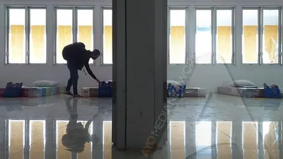 Sejumlah fasilitas tempat tidur disiapkan untuk para pemudik di tempat karantina Gedung Olahraga Tegal Selatan, Senin (27/4/2020).(Ayotegal.com/Lilisnawati)