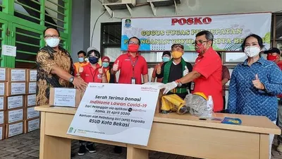 PT Telkom Tbk mendonasikan 100 paket Alat Pelindung Diri (APD) bagi tenaga medis yang ada di Kota Bekasi. ist