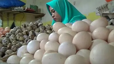 Penjual telur di salah satu pasar tradisional di Kota Bogor. (Ayobogor/Husnul Khatimah)