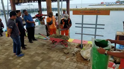 Petugas memasang tempat sampah pilah di beberapa titik (pulauseribu.jakarta.go.id)