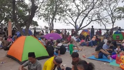 Puluhan tenda warga padati kawasan Pantai Ancol (Suara.com/Risna Halidi)