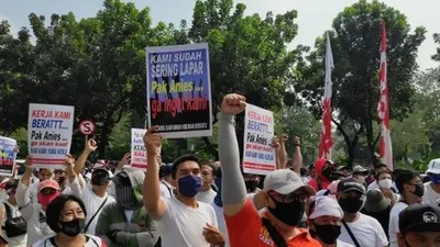 Sejumlah poster yang dibawa pekerja diskotek, terapis pijat dan pegawai karaoke saat bedemo di depan gedung Balai Kota Jakarta. (Suara.com/Bagaskara).