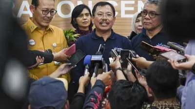 kolase Menteri Terawan dan tenaga medis/ Suara.com