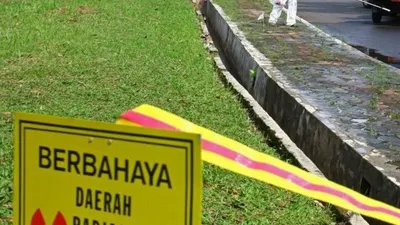 SIMULASI Penanggulangan Kedaruratan Nuklir Petugas Proteksi Radiasi (PPR) dari Badan Pengawas Teknologi Nuklir (Bapeten) melakukan penyisiran sumber radioaktif yang tercecer di tempat kejadian perkara terjadinya kecelakaan mobil pengangkut bahan radioaktif saat geladi lapang penanggulangan Kedaruratan Nuklir atau Radiologi di Puspiptek, Serpong, Tangerang Selatan, Banten (Antara)