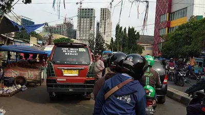 Sejumlah sopir angkutan umum (angkot) di Terminal Bekasi terlihat tidak menerapkan protokol kesehatan yang berlaku seperti memakai masker. (Ayobekasi.net/Firda Puri)