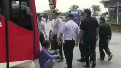 Sejumlah penumpang bersiap menaiki bus di Terminal Kalideres, Jakarta, Rabu (29/7). Menjelang Hari Raya Iduladha 1441 Hijriah penumpang di Terminal Kalideres mengalami peningkatan karena banyaknya warga yang ingin pulang ke kampung halaman. Republika/Putra M. Akbar