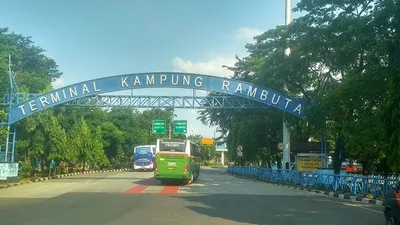 Suasana lengang terlihat di Terminal Kampung Rambutan Jakarta Timur pada Jumat (24/4/2020), saat hari pertama pemberlakuan larangan mudik. Ayojakarta.com/ Hendy Dinata