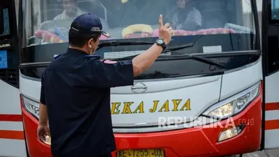 Sebagai ilustrasi, Petugas Dinas Perhubungan memeriksa kendaraan bus di Terminal Bus Lebak Bulus, Jakarta Selatan.  Foto: Thoudy Badai/Republika