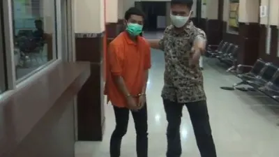 Tersangka berinisial YD, pembegal pesepeda di kawasan Panglima Polim, Jakarta Selatan ditangkap anggota Polres Metro Jakarta Selatan, Sabtu (20/6/2020). (Istimewa)