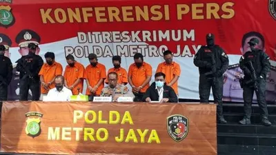 7 tersangka pencuri modul BTS milik provider seluler Indosat dan XL di Polda Metro Jaya, Jakarta, Senin (31/8/2020) [Suara.com/Welly]