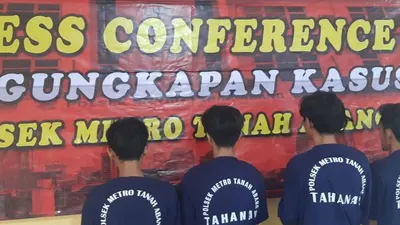 Empat tersangka pemalakan pedagang Blok F Tanah Abang ditahan Polsek Tanah Abang/Ayojakarta.com