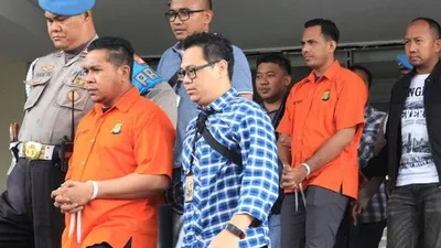 Dua tersangka (berpakaian oranye) penyerangan air keras terhadap Novel Baswedan. (Detik.com/Ari Saputra)
