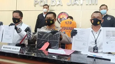 Polisi menunjukkan barang bukti surat rapid antigen palsu. (dok Humas Polda Jatim)