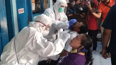 Pemeriksaan swab di Pasar Pendongkelan, Kelapa Gading, Jakarta Utara, Rabu (17/6/2020). (Dispen Lantamal III)