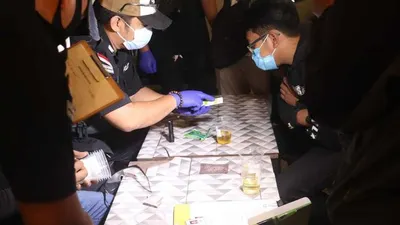 Petugas saat lakukan tes urine kepada masyrakat, (dok)
