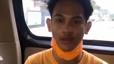 Salah satu rekan Ferdian Paleka menyerahkan diri usai melakukan prank sembako kepada transpuan di Bandung. (dok)