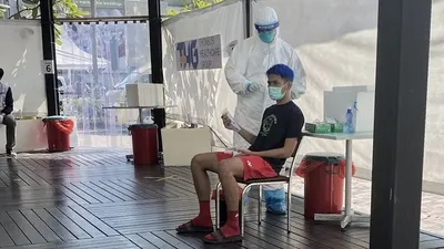 Ganda Putra Indonesia, Fajar Alfian, sedang bersiap untuk menjalani tes usap keduanya di Bangkok, Thailand / dok