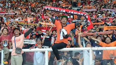The Jakmania saat mendukung Persija Jakarta. (Ayojakarta.com/Hendy Dinata)