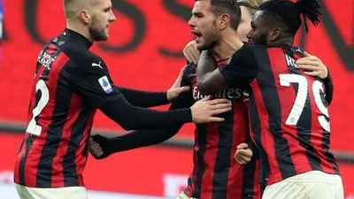 Theo Hernandez (tengah) merayakan golnya yang membuat AC Milan terhindar dari kekalahan melawan Parma di Serie A Italia.  Foto: EPA-EFE/MATTEO BAZZI