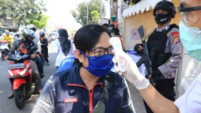 Pemeriksaan suhu melalui thermo gun (ilustrasi)/ayobandung.com/Irfan Al-Faritsi