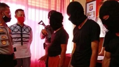 Tiga pria Tangerang ditangkap atas perusakan kantor Desa esa Cireundeu, Kecamatan Solear, Kabupaten Tangerang. (Suara.com/Bantenews.com)