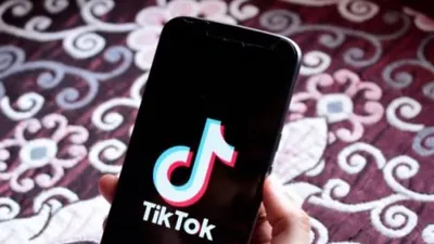 Salat Sambil TikTok Disko Berujung Penjemputan Polisi